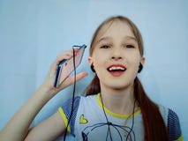 Маленькая девочка слушая музыку через телефон стоковые изображения rf Маленькая девочка слушая музыку через телефон стоковые изображения rf