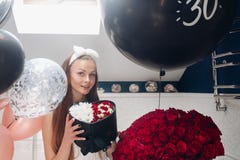 Маленькая девочка смеясь и наслаждаясь красивыми настоящими моментами дома стоковые фото Маленькая девочка смеясь и наслаждаясь красивыми настоящими моментами дома стоковые фото