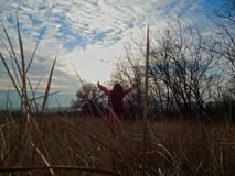 Маленькая девочка смотрит вперед к выходить солнца в природе стоковые фотографии rf Маленькая девочка смотрит вперед к выходить солнца в природе стоковые фотографии rf