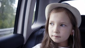 Маленькая девочка смотря вне от окна автомобиля на солнечном дне стоковые изображения Маленькая девочка смотря вне от окна автомобиля на солнечном дне стоковые изображения