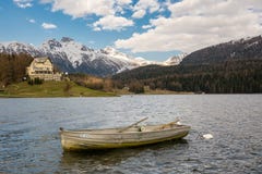 Маленькая лодка на St Moritzersee в St Moritz, Швейцарии стоковое изображение rf Маленькая лодка на St Moritzersee в St Moritz, Швейцарии стоковое изображение rf