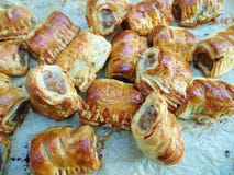 Маленькая сосиска Rolls на печь бумаге стоковое фото Маленькая сосиска Rolls на печь бумаге стоковое фото