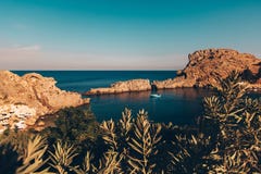 Маленький залив моря в Греции с яхтой плавания стоковое изображение Маленький залив моря в Греции с яхтой плавания стоковое изображение