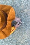 Маленький ребенок играя на том основании с грязью и песком стоковая фотография Маленький ребенок играя на том основании с грязью и песком стоковая фотография