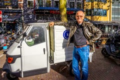 Малые автомобили большой путь получить вокруг в Амстердаме Стоковые Изображения RF Малые автомобили большой путь получить вокруг в Амстердаме Стоковые Изображения RF