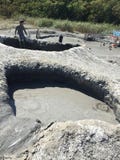 Мальчик в бассейне грязи стоковое фото Мальчик в бассейне грязи стоковое фото