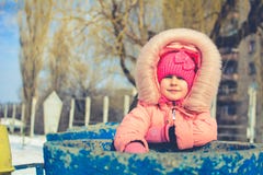 Мальчик в куртке и связанных снежинках шляпы улавливая в парке зимы на рождестве Ребенок играя с снегом в зиме стоковое фото Мальчик в куртке и связанных снежинках шляпы улавливая в парке зимы на рождестве Ребенок играя с снегом в зиме стоковое фото