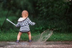 Мальчик играя в лесе лужицы весной на музыке фестиваля лета, июля 2017, Podolsk, России стоковое фото rf Мальчик играя в лесе лужицы весной на музыке фестиваля лета, июля 2017, Podolsk, России стоковое фото rf