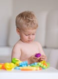 Мальчик играя с красочными пластилином или тестом глины моделирования Стоковое фото RF Мальчик играя с красочными пластилином или тестом глины моделирования Стоковое фото RF