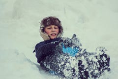 Мальчик наслаждаясь ездой саней Sledding ребенка Ребенк малыша ехать розвальни Дети играют outdoors в снеге Скелетон детей в стоковое фото rf Мальчик наслаждаясь ездой саней Sledding ребенка Ребенк малыша ехать розвальни Дети играют outdoors в снеге Скелетон детей в стоковое фото rf