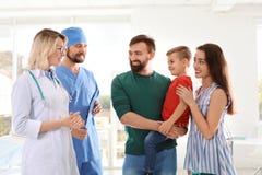 Мальчик с родителями посещая doctorsl детей стоковая фотография rf Мальчик с родителями посещая doctorsl детей стоковая фотография rf