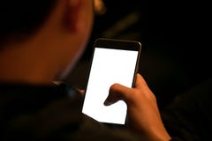 Мальчик смотрит телефон стоковые изображения Мальчик смотрит телефон стоковые изображения