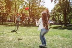 Мама и ребенок стоят перед ech другим и играют с frisbee Женщина бросает ее к девушке Ребенок стоковая фотография Мама и ребенок стоят перед ech другим и играют с frisbee Женщина бросает ее к девушке Ребенок стоковая фотография