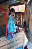 Мама фотографирует ее дочь с ее smartphone когда на общественной спортивной площадке стоковое изображение rf Мама фотографирует ее дочь с ее smartphone когда на общественной спортивной площадке стоковое изображение rf