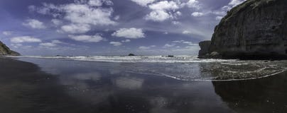 Маорийское muriwai залива около отработанной формовочной смеси однодневной поездки пляжа колонии gannet стоковые фото Маорийское muriwai залива около отработанной формовочной смеси однодневной поездки пляжа колонии gannet стоковые фото