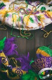 Марди Гра: Король Испечь С Партия Маска, шляпа и тиара стоковые фото Марди Гра: Король Испечь С Партия Маска, шляпа и тиара стоковые фото