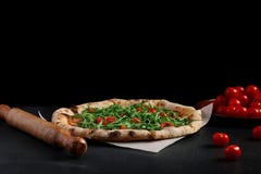 Маргарита пиццы на темной предпосылке вегетарианская концепция пиццы стоковое фото rf Маргарита пиццы на темной предпосылке вегетарианская концепция пиццы стоковое фото rf