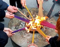 Март 2019, на Jade Buddha Temple в Шанхае, в висок, горящий ладан в первом дне лунного календаря стоковое фото Март 2019, на Jade Buddha Temple в Шанхае, в висок, горящий ладан в первом дне лунного календаря стоковое фото