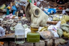 Маска респиратора для газа на предпосылке погани стоковые изображения rf Маска респиратора для газа на предпосылке погани стоковые изображения rf