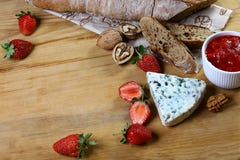 Маслянистый, солёный голубой сыр с соусом клубники, всем хлебом зерна, грецким орехом на деревянной предпосылке Взгляд сверху с к стоковая фотография Маслянистый, солёный голубой сыр с соусом клубники, всем хлебом зерна, грецким орехом на деревянной предпосылке Взгляд сверху с к стоковая фотография