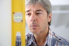 Мастер используя вровень работать на улучшении дома Стоковая Фотография RF Мастер используя вровень работать на улучшении дома Стоковая Фотография RF