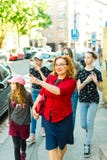 Матери с дочерьми идя центр города - указывающ с пальцем на интересные места стоковые изображения Матери с дочерьми идя центр города - указывающ с пальцем на интересные места стоковые изображения