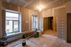 Материал для ремонтов в квартире под конструкцией, remodeling, отстраивать и реновацией стоковая фотография Материал для ремонтов в квартире под конструкцией, remodeling, отстраивать и реновацией стоковая фотография