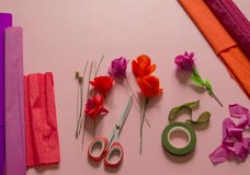 Материалы для того чтобы создать цветок Handmade бумажный цветок Бумага Crepe стоковые изображения rf Материалы для того чтобы создать цветок Handmade бумажный цветок Бумага Crepe стоковые изображения rf
