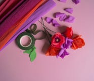 Материалы для того чтобы создать цветок Handmade бумажный цветок Бумага Crepe стоковые изображения Материалы для того чтобы создать цветок Handmade бумажный цветок Бумага Crepe стоковые изображения