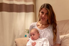 Мать держа ее девушку младенца младенческую в ее оружиях стоковые фотографии rf Мать держа ее девушку младенца младенческую в ее оружиях стоковые фотографии rf