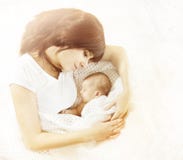 Мать и Newborn семья младенца, мама смотря к ребенку новорожденного стоковое изображение rf Мать и Newborn семья младенца, мама смотря к ребенку новорожденного стоковое изображение rf