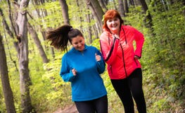 Мать и sportswear и ход дочери нося в лесе стоковые изображения rf Мать и sportswear и ход дочери нося в лесе стоковые изображения rf