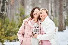 Мать и взрослая дочь идя в снежности леса зимы стоковое изображение rf Мать и взрослая дочь идя в снежности леса зимы стоковое изображение rf