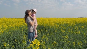 Мать обнимая ее дочь в природе Женщина с маленькой девочкой на желтом поле семья счастливая сток-видео Мать обнимая ее дочь в природе Женщина с маленькой девочкой на желтом поле семья счастливая сток-видео