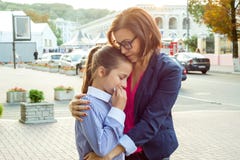 Мать утешая ее плача дочь предпосылка урбанская стоковая фотография Мать утешая ее плача дочь предпосылка урбанская стоковая фотография