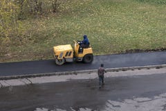 Машина compactor ролика приводов работника строительства дорог стоковое изображение rf Машина compactor ролика приводов работника строительства дорог стоковое изображение rf