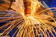 Машина пятна сваривает гайку к автомобильной детали стоковое изображение rf Машина пятна сваривает гайку к автомобильной детали стоковое изображение rf