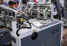 Машина штрангпресса полиэтиленового пакета ремонта работника стоковые фотографии rf Машина штрангпресса полиэтиленового пакета ремонта работника стоковые фотографии rf
