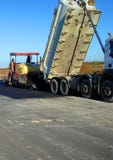Машинное оборудование выравнивая битум и тележку стоковая фотография rf Машинное оборудование выравнивая битум и тележку стоковая фотография rf