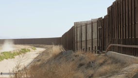 Медленный лоток загородки границы между США и Мексикой видеоматериал Медленный лоток загородки границы между США и Мексикой видеоматериал
