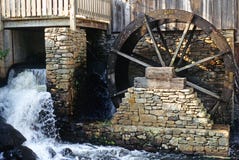 Мельница и waterwheel шрота стоковая фотография rf Мельница и waterwheel шрота стоковая фотография rf