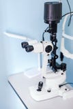 Медицинская служба теста зрения глаз на ophtalmic клинике Офис Optometrist с оборудованием проверки зрения Профессионал Optician стоковые фотографии rf Медицинская служба теста зрения глаз на ophtalmic клинике Офис Optometrist с оборудованием проверки зрения Профессионал Optician стоковые фотографии rf