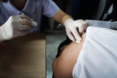 Медсестра давая прививку от гриппа вакцинирования пациенту, хлопку алкоголя стоковое фото rf Медсестра давая прививку от гриппа вакцинирования пациенту, хлопку алкоголя стоковое фото rf