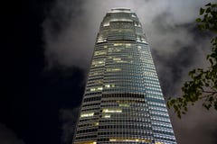 Международный коммерчески центр Гонконг против ночного неба стоковые фото Международный коммерчески центр Гонконг против ночного неба стоковые фото