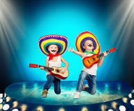 мексиканская партия 2 мальчика в sombrero с гитарой на этапе Мексиканское мачо стоковое фото мексиканская партия 2 мальчика в sombrero с гитарой на этапе Мексиканское мачо стоковое фото
