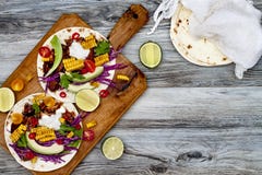 Мексиканские тако с авокадоом, медленным сваренным мясом, зажаренной мозолью, slaw красной капусты и сальсой chili на деревенской Мексиканские тако с авокадоом, медленным сваренным мясом, зажаренной мозолью, slaw красной капусты и сальсой chili на деревенской