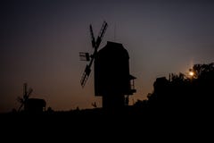 Мельница для зерна на заходе солнца В backlight стоковая фотография Мельница для зерна на заходе солнца В backlight стоковая фотография