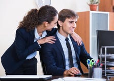 Менеджер высшего звена flirting с субординационным должностным лицом на рабочем месте Стоковые Изображения RF Менеджер высшего звена flirting с субординационным должностным лицом на рабочем месте Стоковые Изображения RF