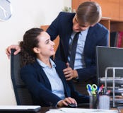 Менеджер высшего звена flirting с субординационным должностным лицом на рабочем месте Стоковые Фото Менеджер высшего звена flirting с субординационным должностным лицом на рабочем месте Стоковые Фото