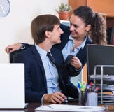 Менеджер высшего звена flirting с субординационным должностным лицом на рабочем месте Стоковые Фото Менеджер высшего звена flirting с субординационным должностным лицом на рабочем месте Стоковые Фото